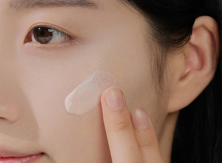 ضد آفتاب روشن کننده سنتلا Centella مدل Tone Brightening حجم 50 میل